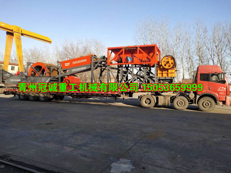 2019新款移動式鵝卵石破碎制砂洗沙設備生產發(fā)貨現(xiàn)場